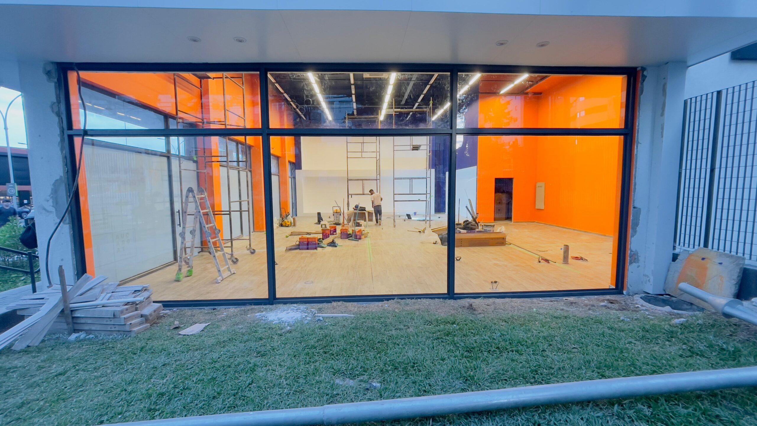 Foto após a instalação da vitrine na filial Cabral, de frente para a rua.